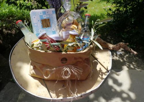 Geschenkpapiertasche Geschenkpapiertasche gefüllt mit auserlesenen Lebensmittel