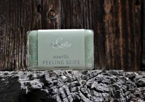 Hanf-Natur Hanföl Peelingseife Die Hanföl Peelingseife von Hanf-Natur werden nach einer alten Seifensiederrezeptur hergestellt